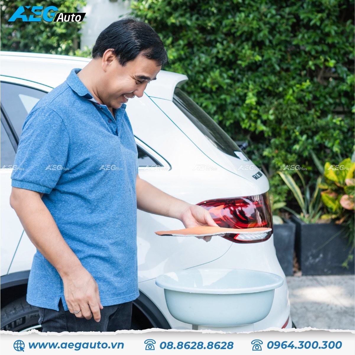 nghê sĩ Quyền Linh thả thảm lót sàn oto vào chậu nước